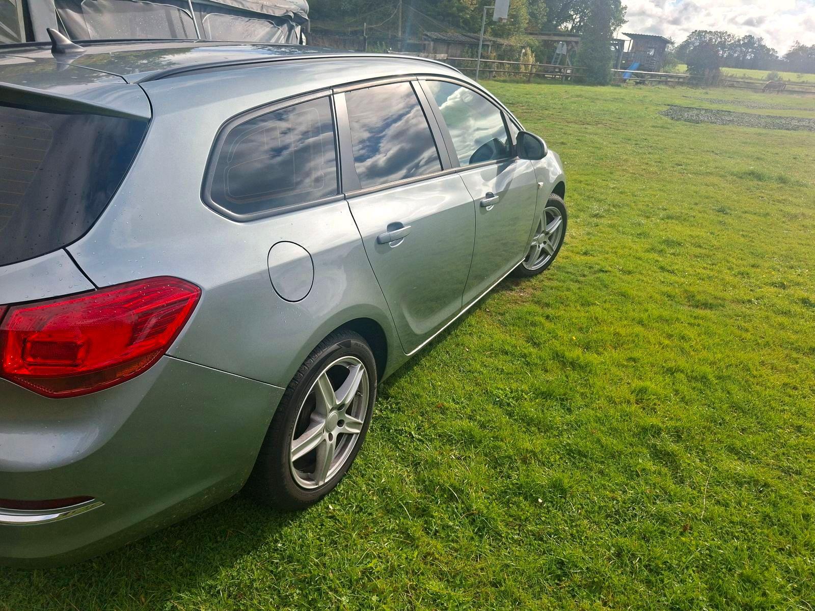 Opel Astra 2013 — салон