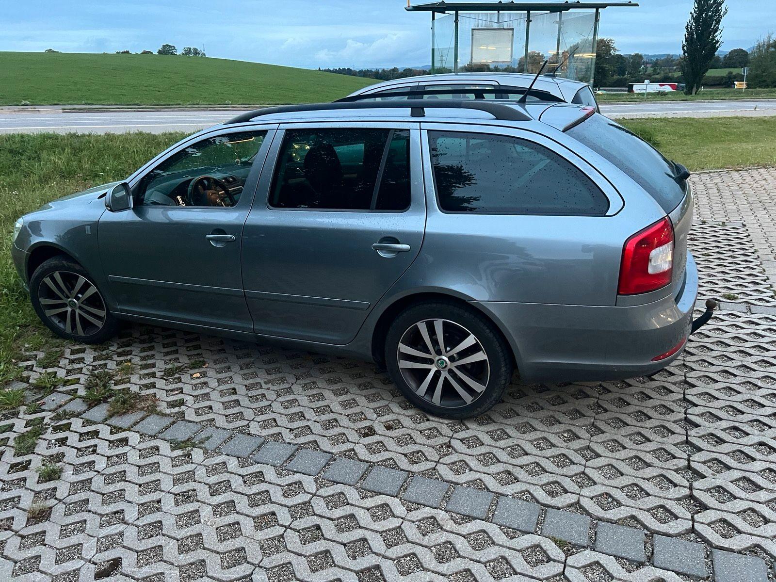 Skoda Octavia 2012 — rear view