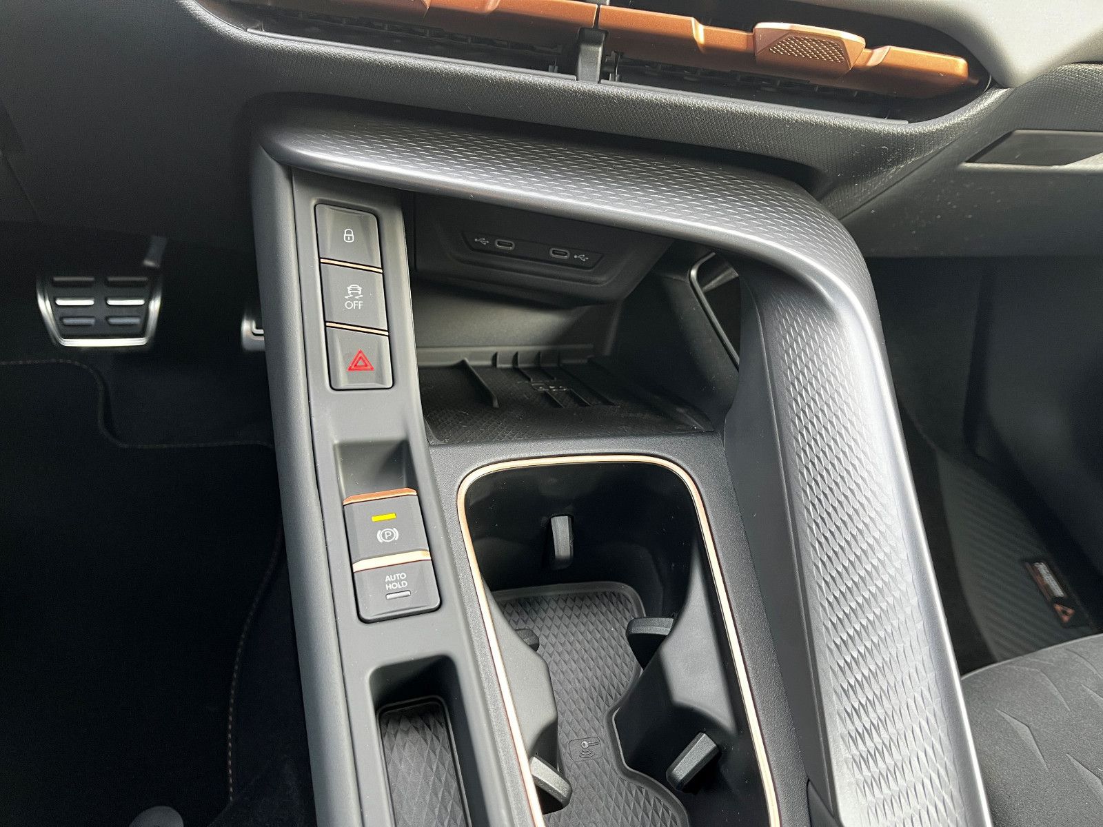 Fahrzeugabbildung CUPRA Terramar 2.0 TSI 4Drive VZ AHK PANO 20" SENN HUP