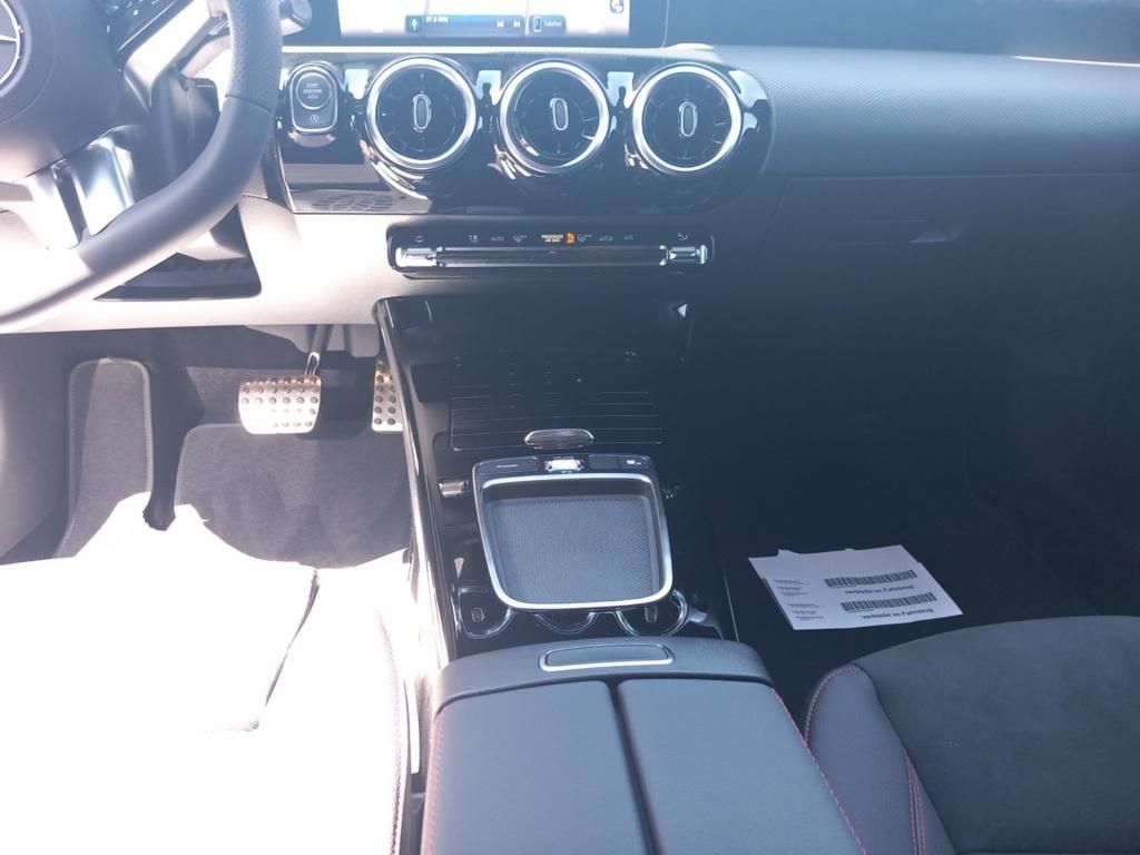 Fahrzeugabbildung Mercedes-Benz A 180 Kompaktlimousine AMG Line*Night Paket*LED
