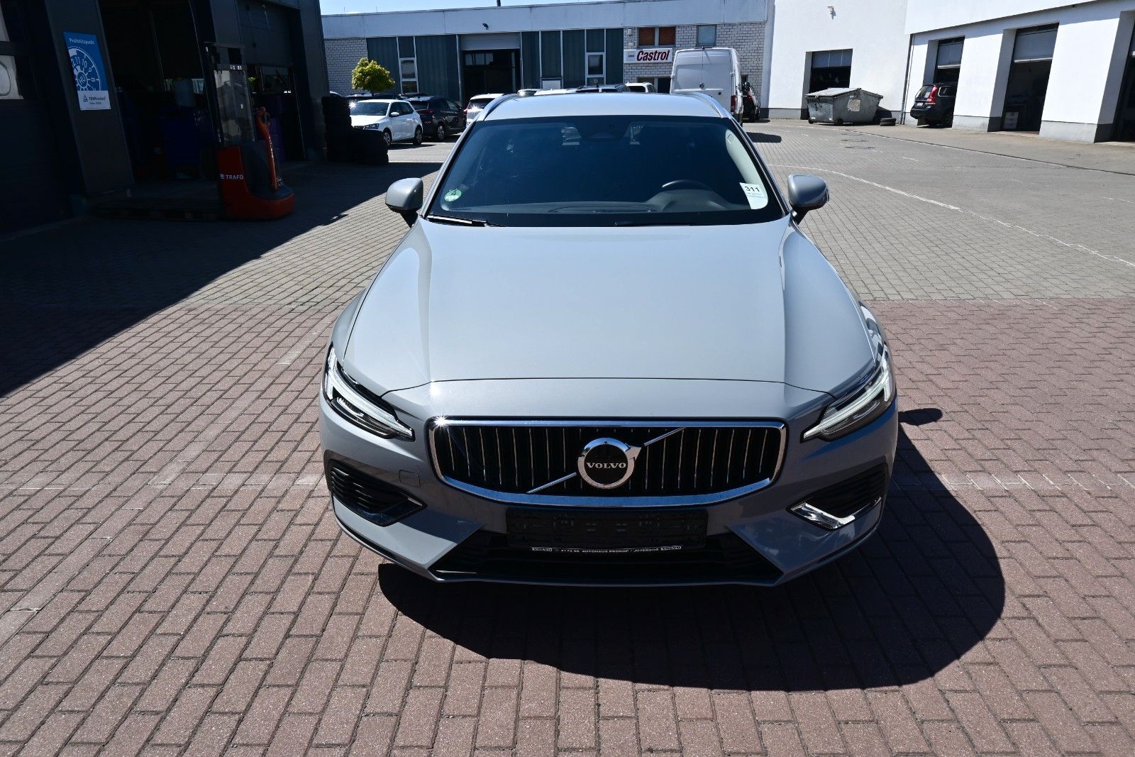 Fahrzeugabbildung Volvo V60 T6 AWD PHEV Essential*Leder*AHK*PDC*