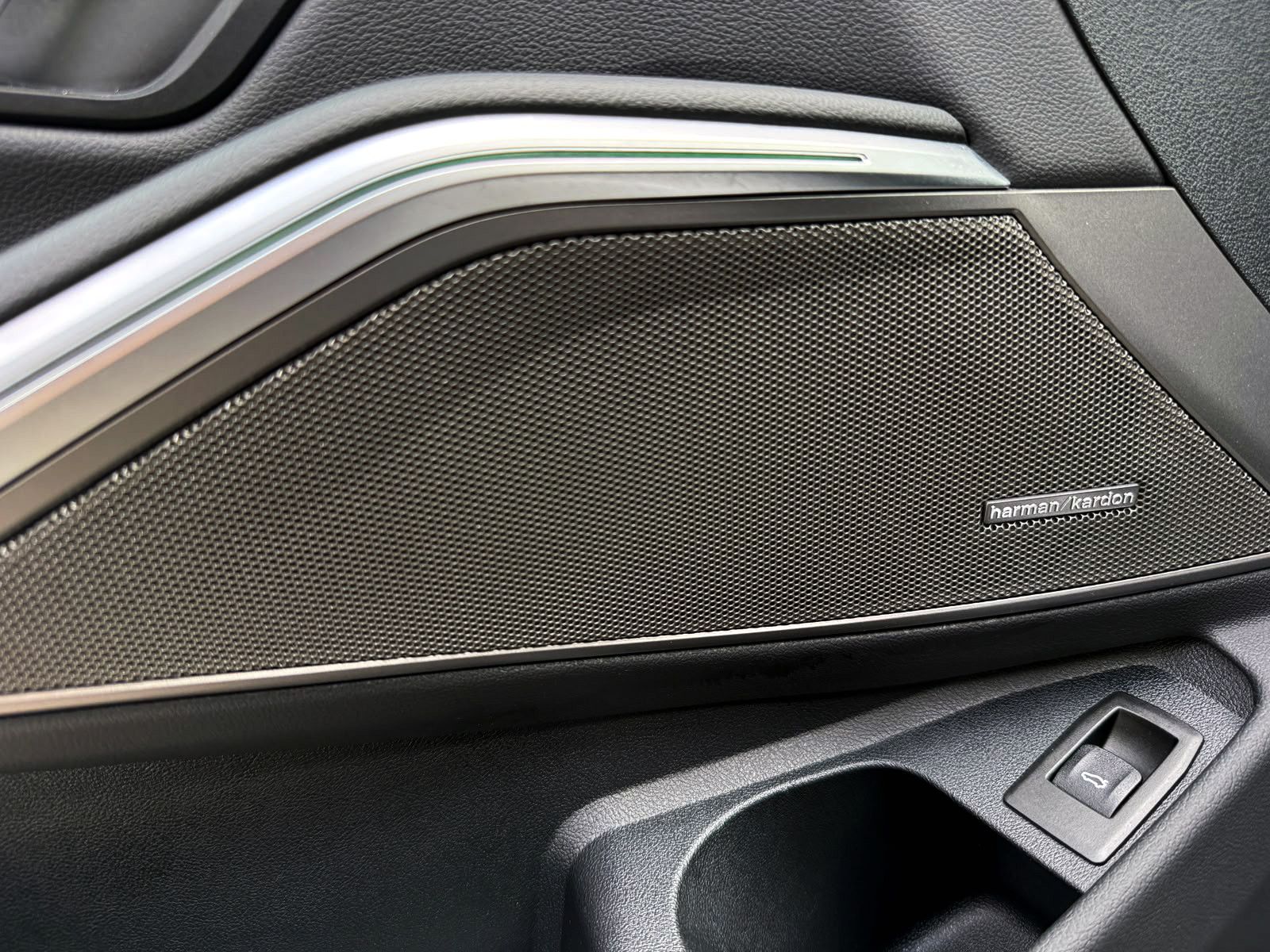 Fahrzeugabbildung BMW 320i Touring Steptr. M-Sport PANO LED KAM H&K BT