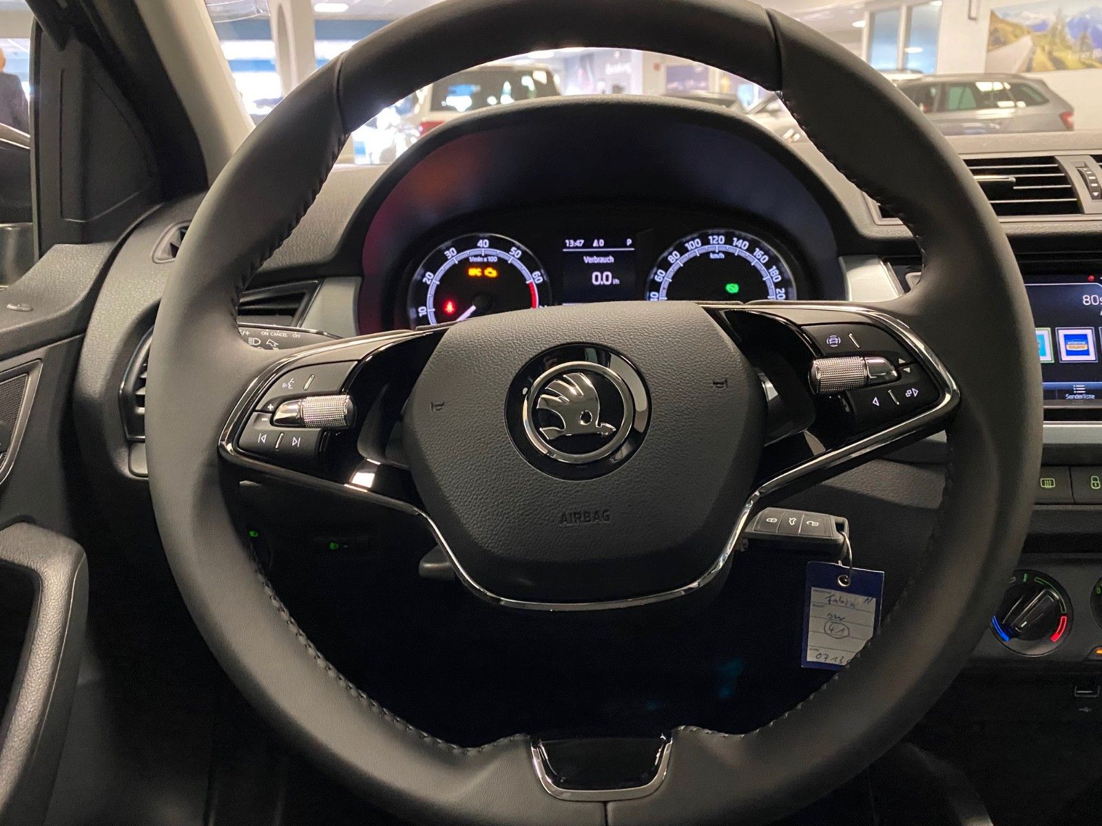 Fahrzeugabbildung SKODA Fabia 1.0l TSI DSG AMBITION COMBI++NAVI+PDC+ALU+