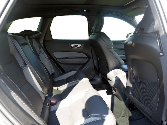 Volvo XC60 B4 (Diesel) Plus Dark 2WD foto 5