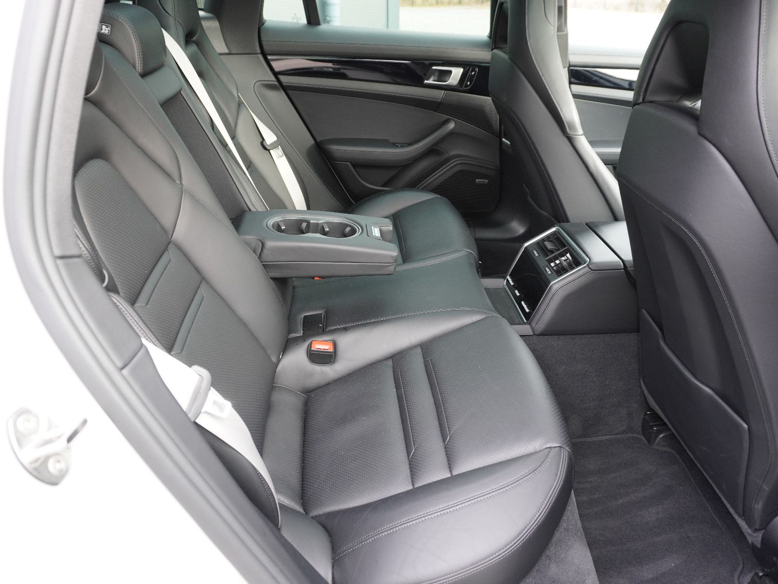 Fahrzeugabbildung Porsche Panamera Sport Turismo 4 E-Hybrid