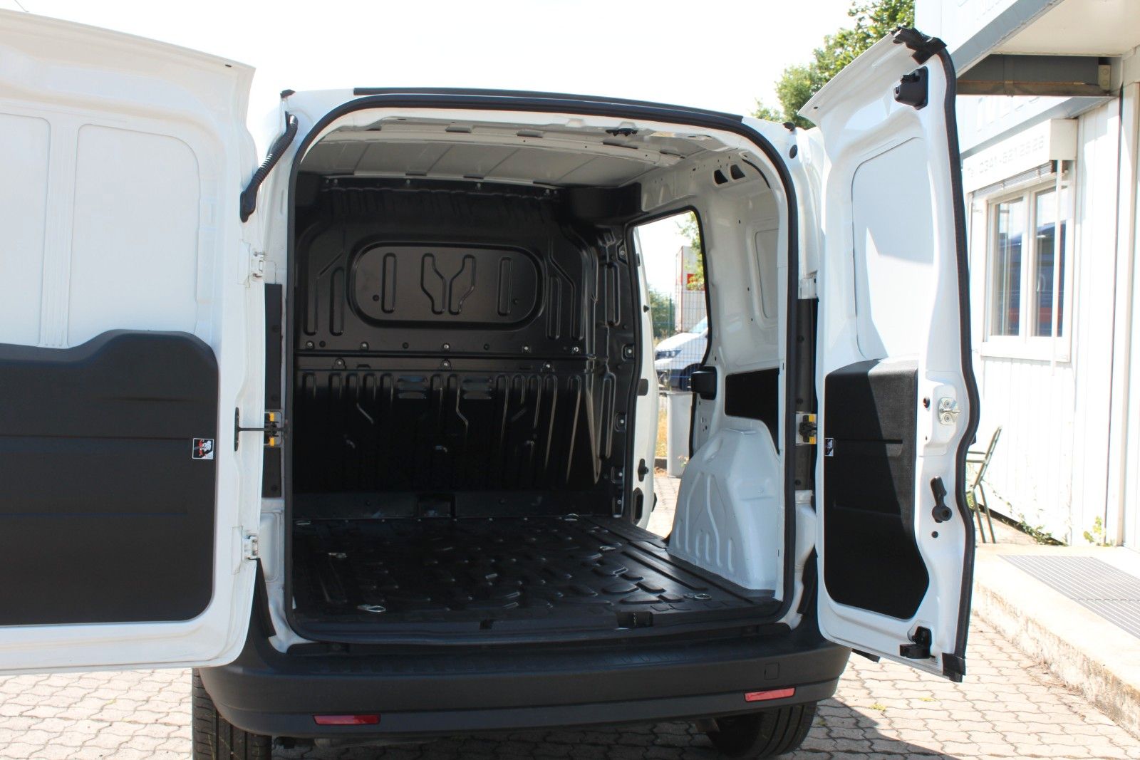 Fahrzeugabbildung Fiat Doblò SX Klima/Navi/Sitzheizung