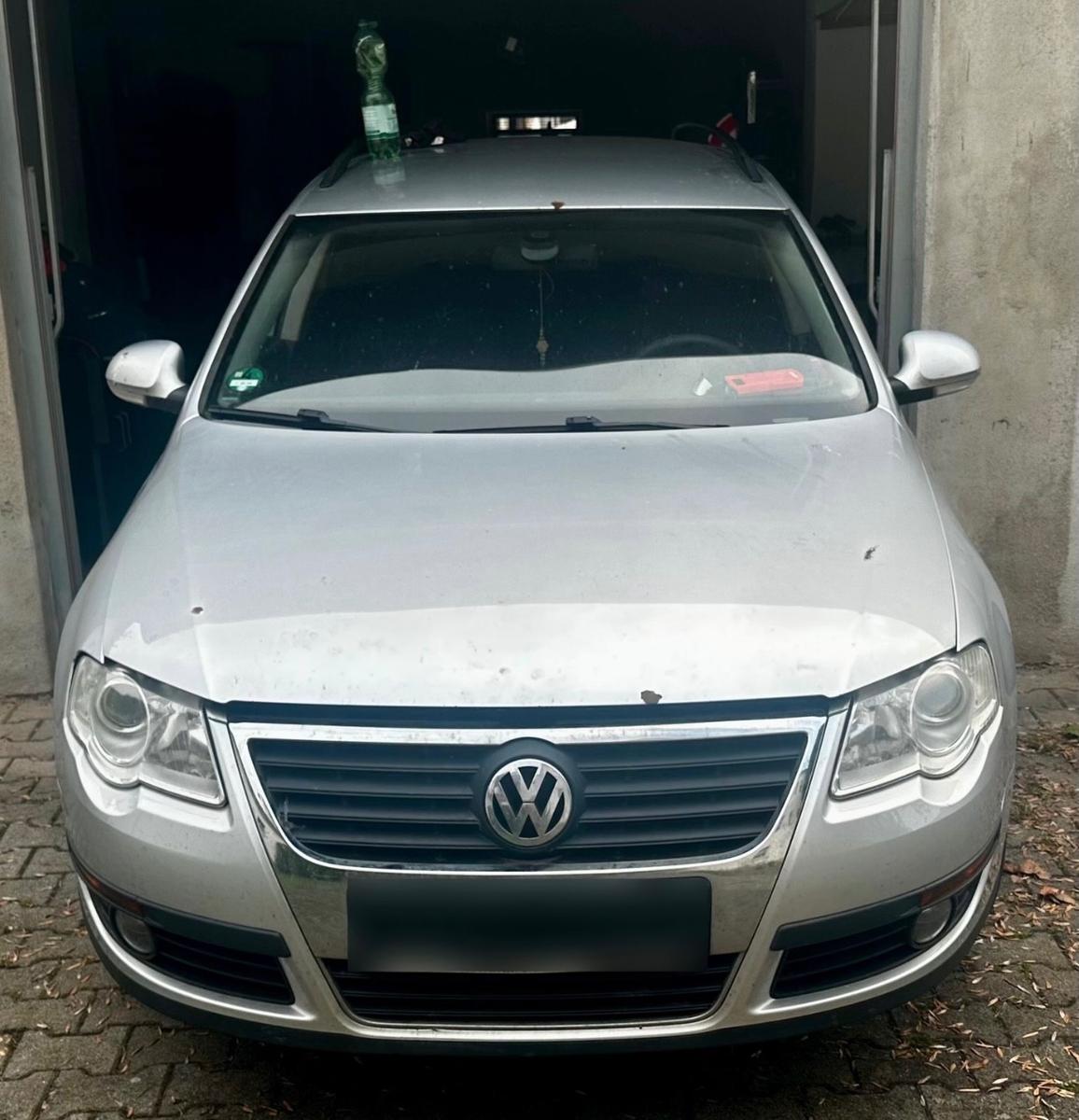 Volkswagen Passat 2010 — interior