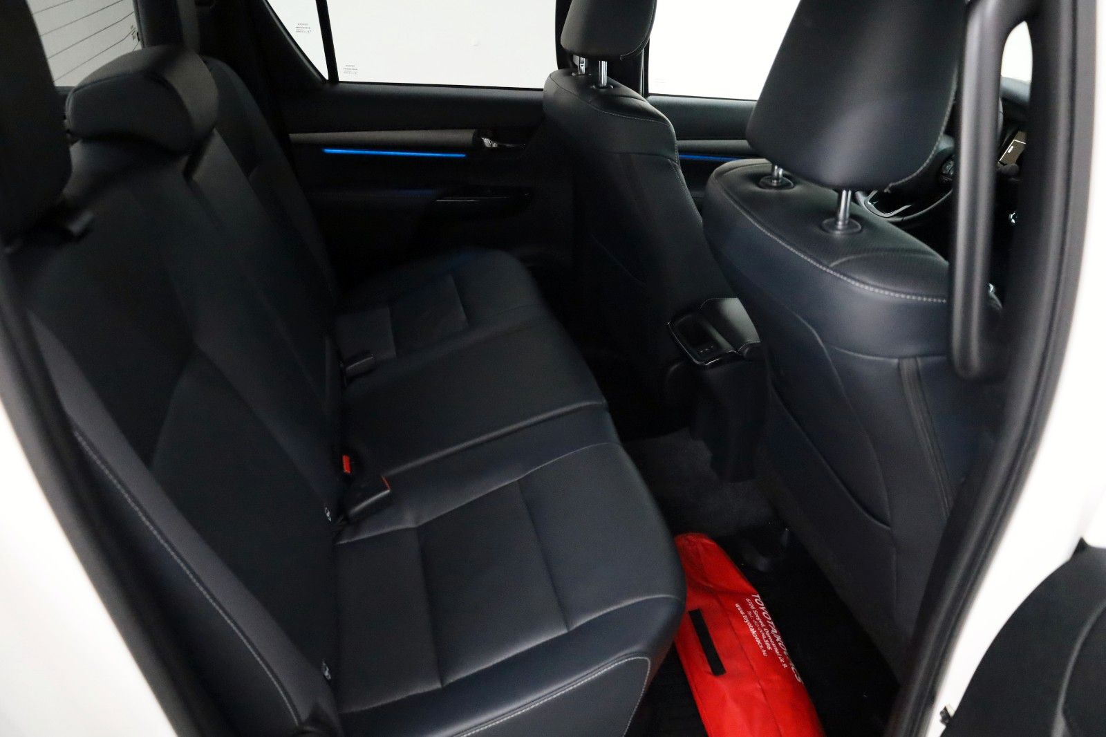 Fahrzeugabbildung Toyota Hilux 2.8 D-4D 4x4 Invincible,Leder,ACC,Garantie