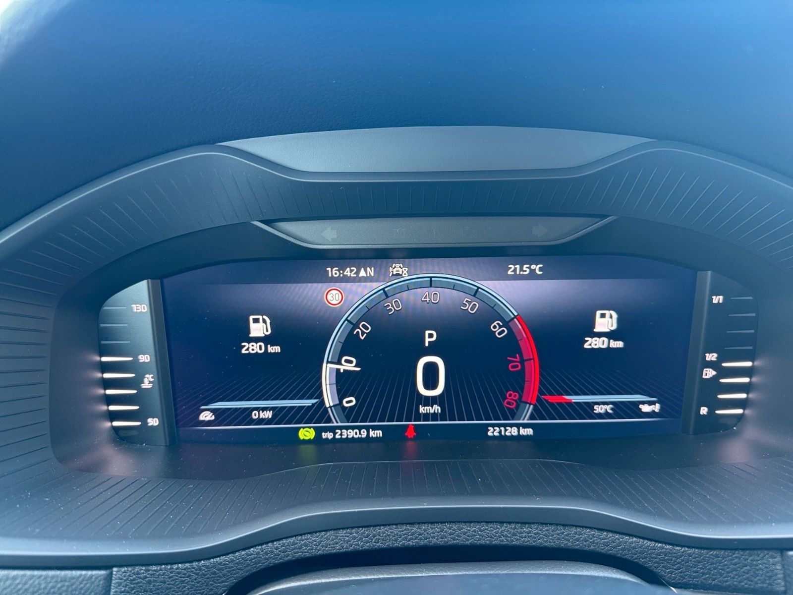 Fahrzeugabbildung SKODA Karoq Ambition Tour 1.5 TSI