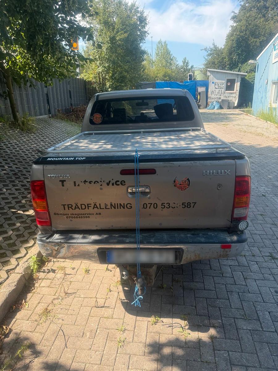 Toyota Hilux 2011 — rear view