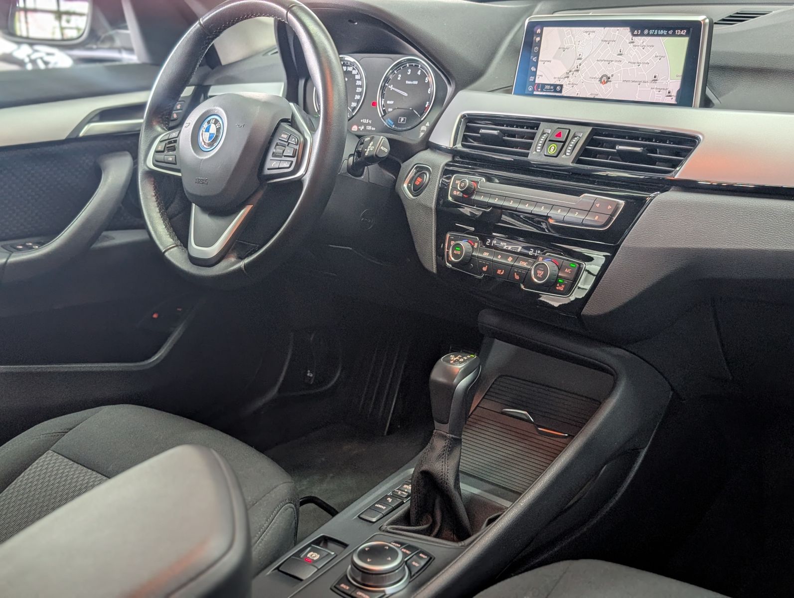 Fahrzeugabbildung BMW X1 xDrive 25e Advantage AHK LED APP VIRT SoH 87%