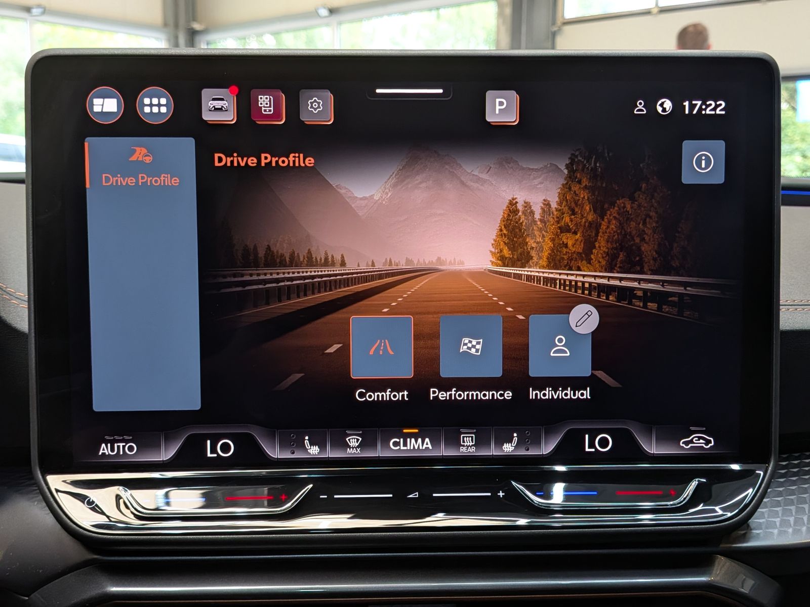 Fahrzeugabbildung CUPRA Leon 1.5 eTSI DINAMICA*MATRIX*ACC*PANO*AHK 5J-Ga