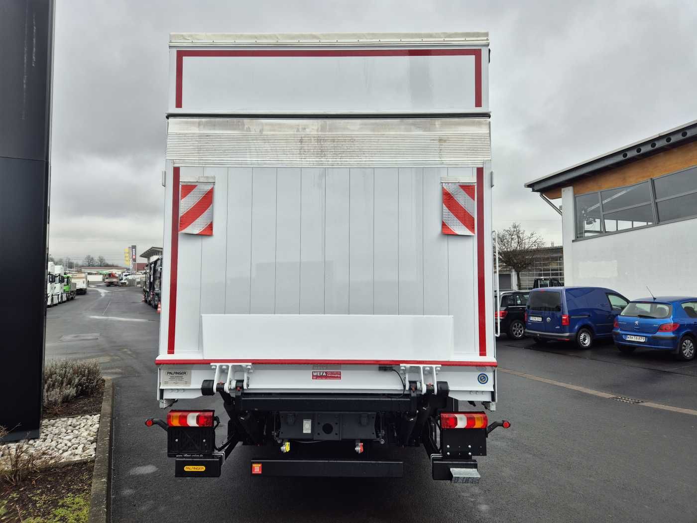 Fahrzeugabbildung Mercedes-Benz Atego 1527 L L-Haus LBW Palfinger 1.500kg 2 Bett