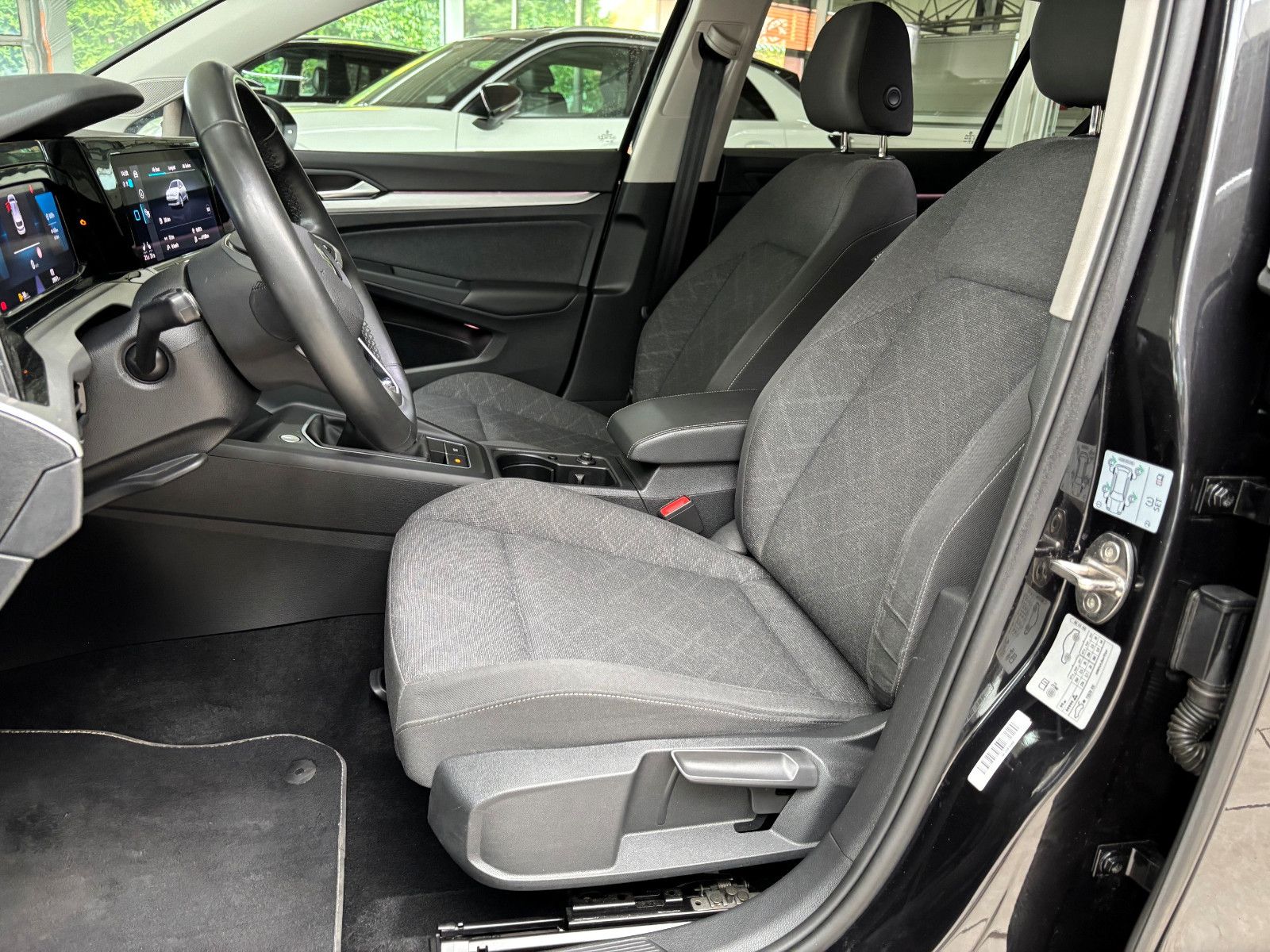 Fahrzeugabbildung Volkswagen Golf VIII Life + LED+NAVI+SHZ+LHZ+GJR