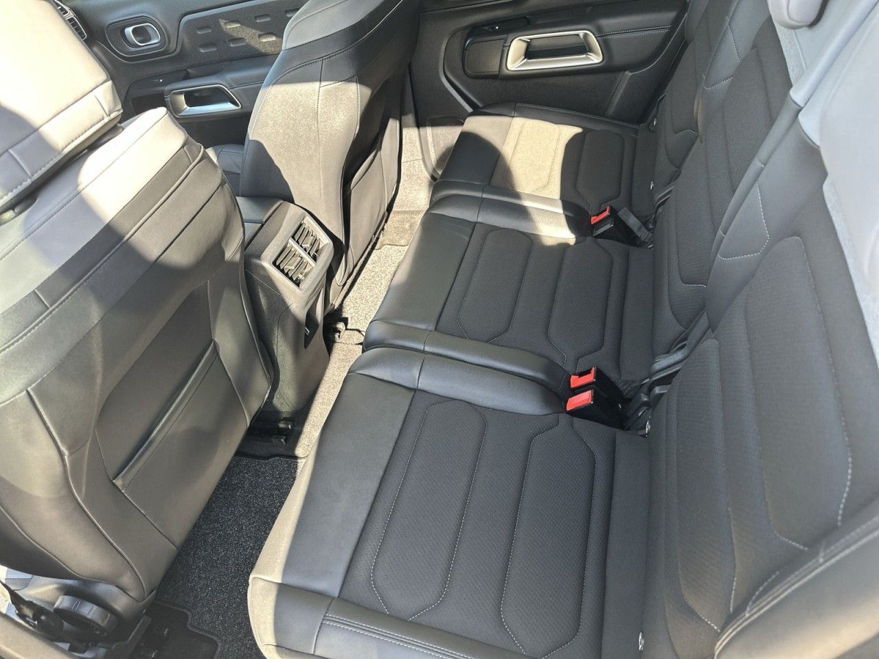 Fahrzeugabbildung Citroën C5 Aircross Hybrid 136 -DSC6 Max - mit KI generiert/bearbeitet