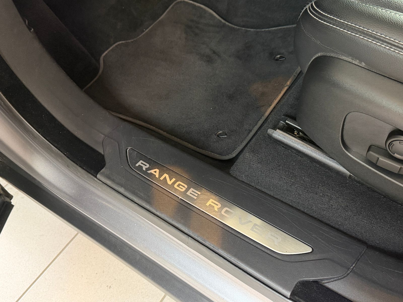 Fahrzeugabbildung Land Rover Range Rover Velar Hybrid S P400e /PANO/MERIDIAN/