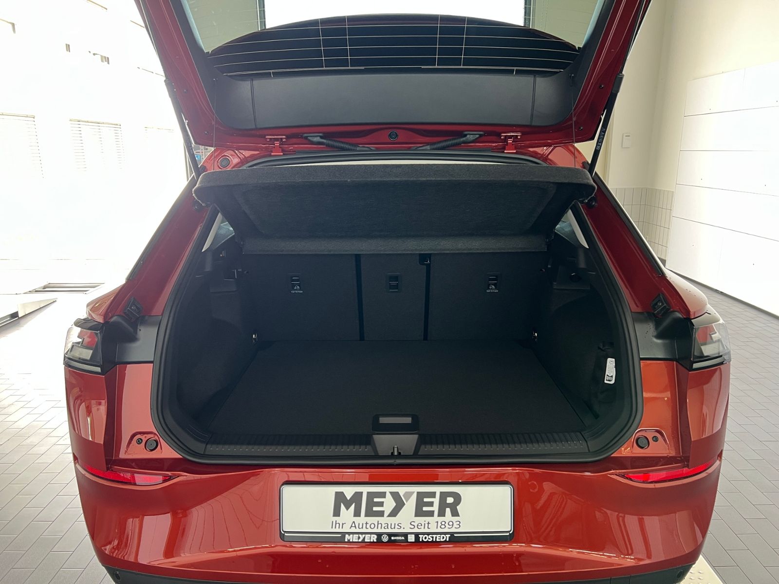 Fahrzeugabbildung Volkswagen T-Roc  Life 1.5 eTSI DSG *AHK, Ganzjahresreifen,