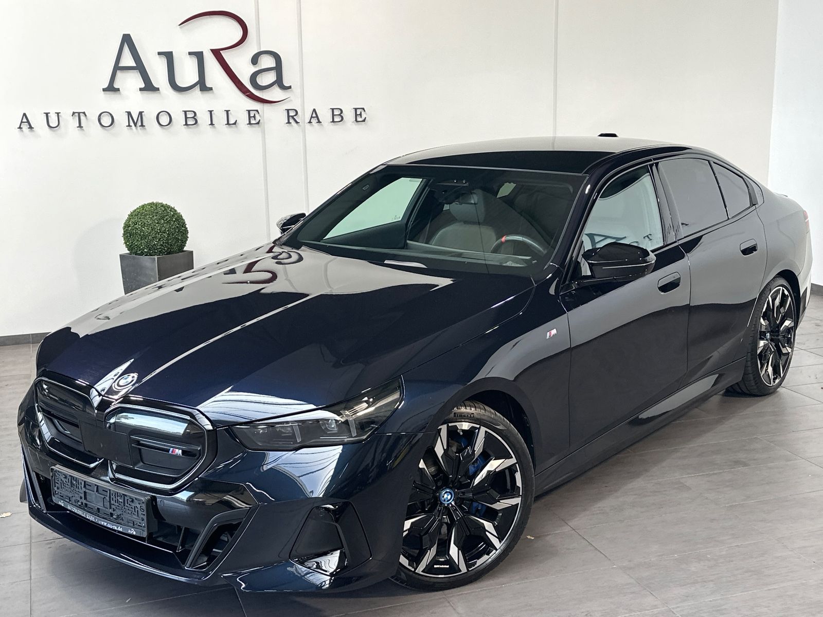 Fahrzeugabbildung BMW i5 M60 xDrive NAV+LED+PANO+AHK+21ZO+360°+DAP+B&W