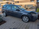 Opel Astra Caravan 1.6 Ecotec Sport 85kW mit Dachbox  - Opel Astra Kombi Caravan mit Benzin-Antrieb