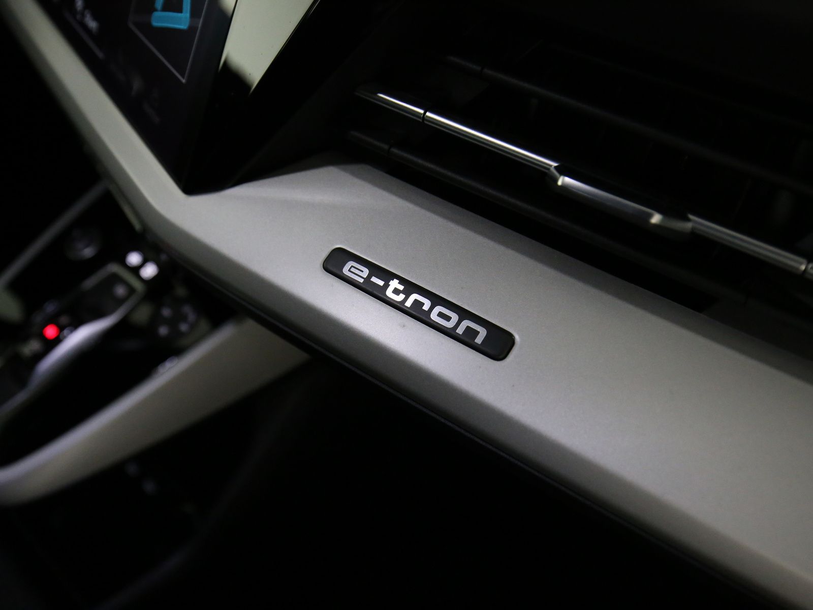 Audi Q4 e-tron 45 quattro 195 kW LED Navi ACC Kamera foto 21