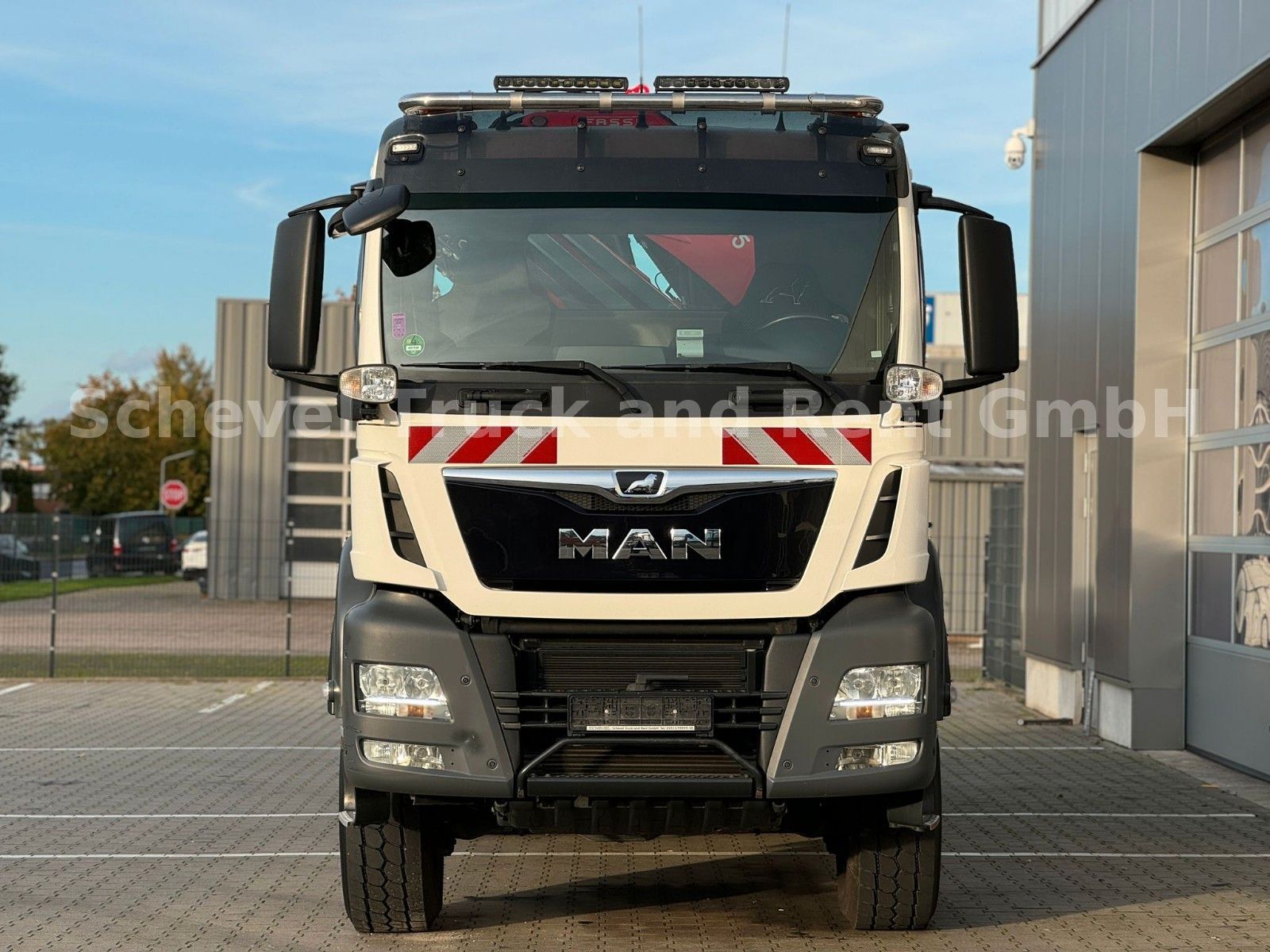 Fahrzeugabbildung MAN TGS 28.400 6x4-4 Dreiseitenkipper FASSI F195
