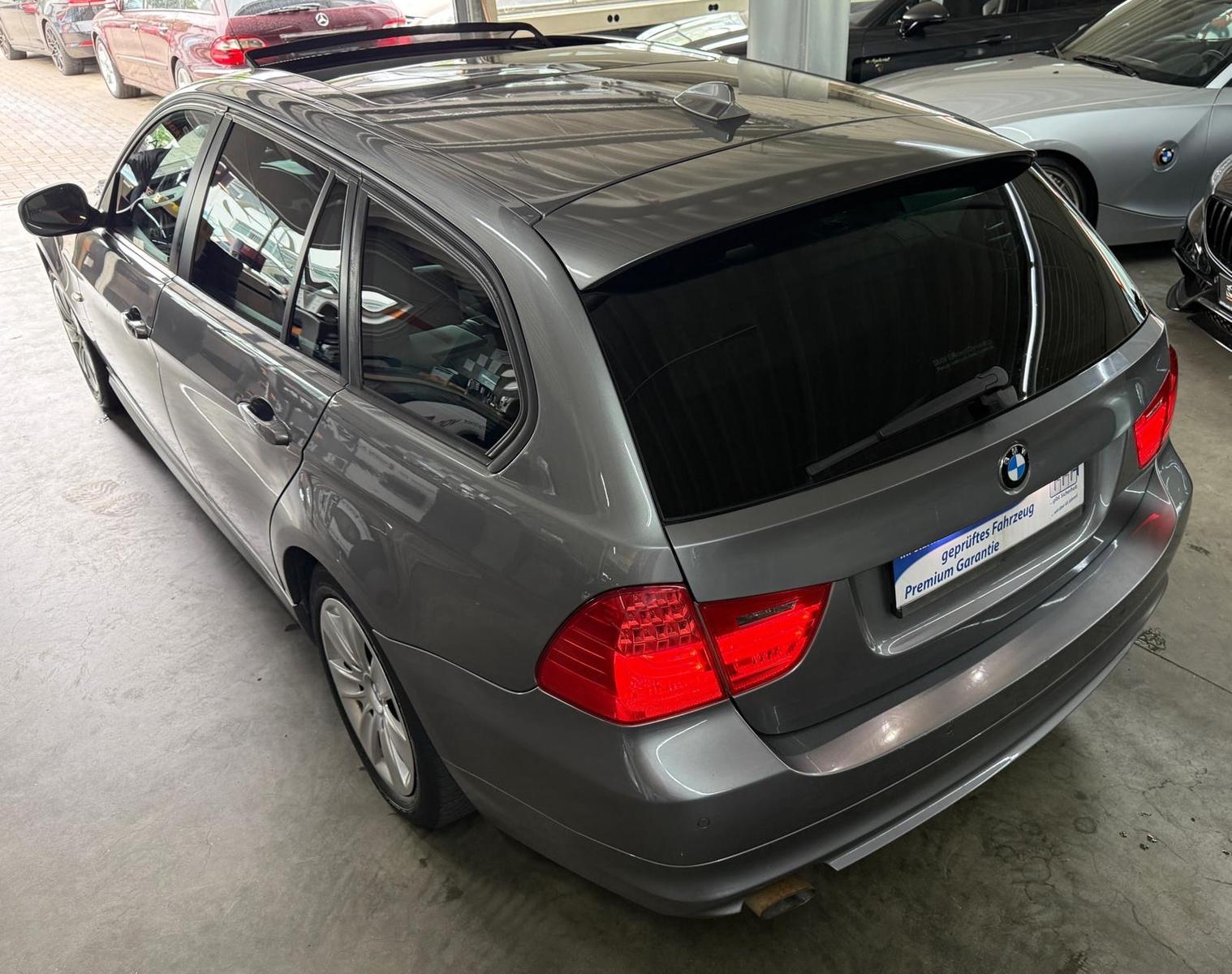 BMW 318 2011 — photo 24