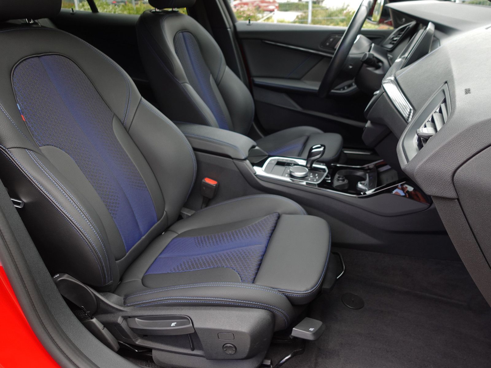Fahrzeugabbildung BMW 118i Aut. M Sport M Shadow HUD harman/kardon 19"