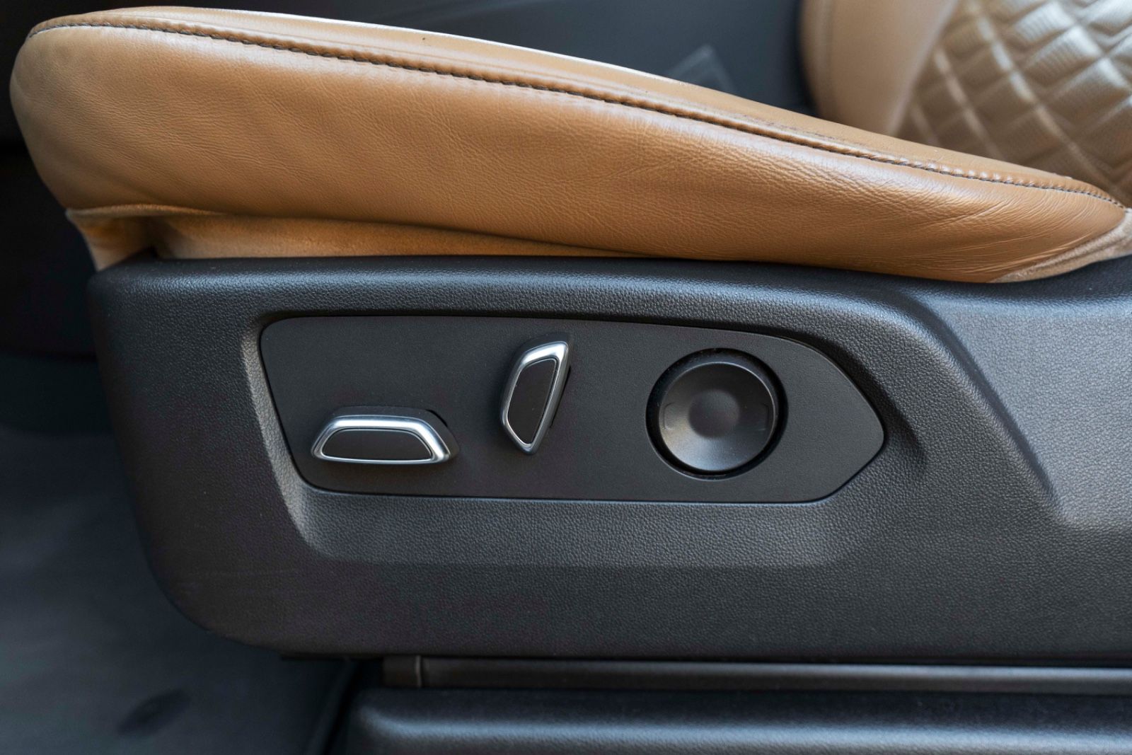 Fahrzeugabbildung Cadillac Escalade 600 PLATINUM AKG HUD ACC 360° EU Modell