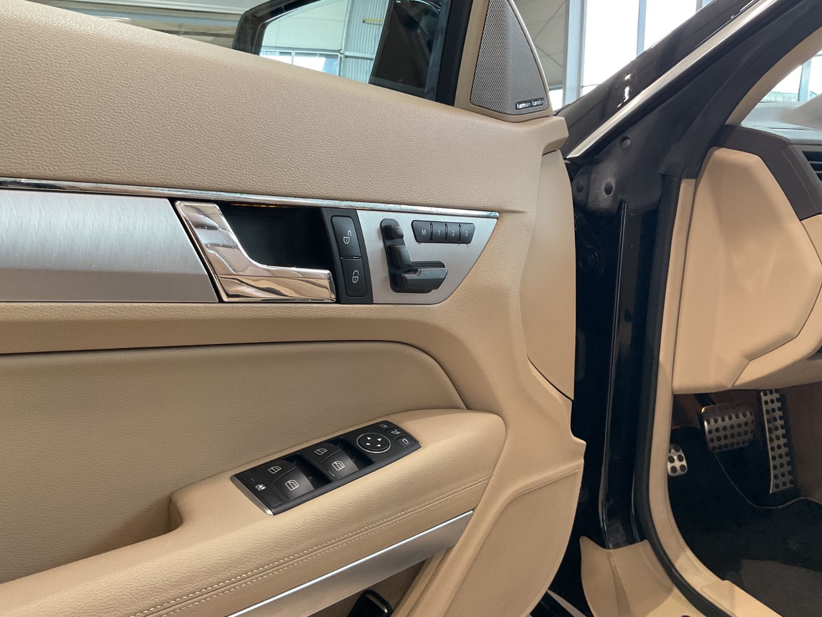 Fahrzeugabbildung Mercedes-Benz E 250 CGI AMG-Paket, H-K Sound, Memory, 8-Fach