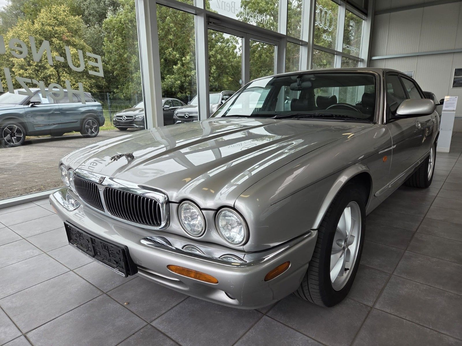 Fahrzeugabbildung Jaguar XJ8 3.2 Executive