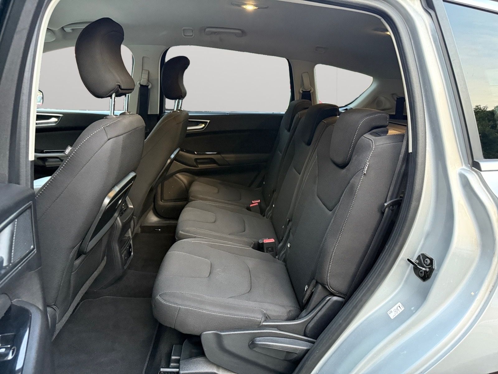 Fahrzeugabbildung Ford S-MAX Titanium/LED/AHK/7-Sitzer/8.Fach/Automatik