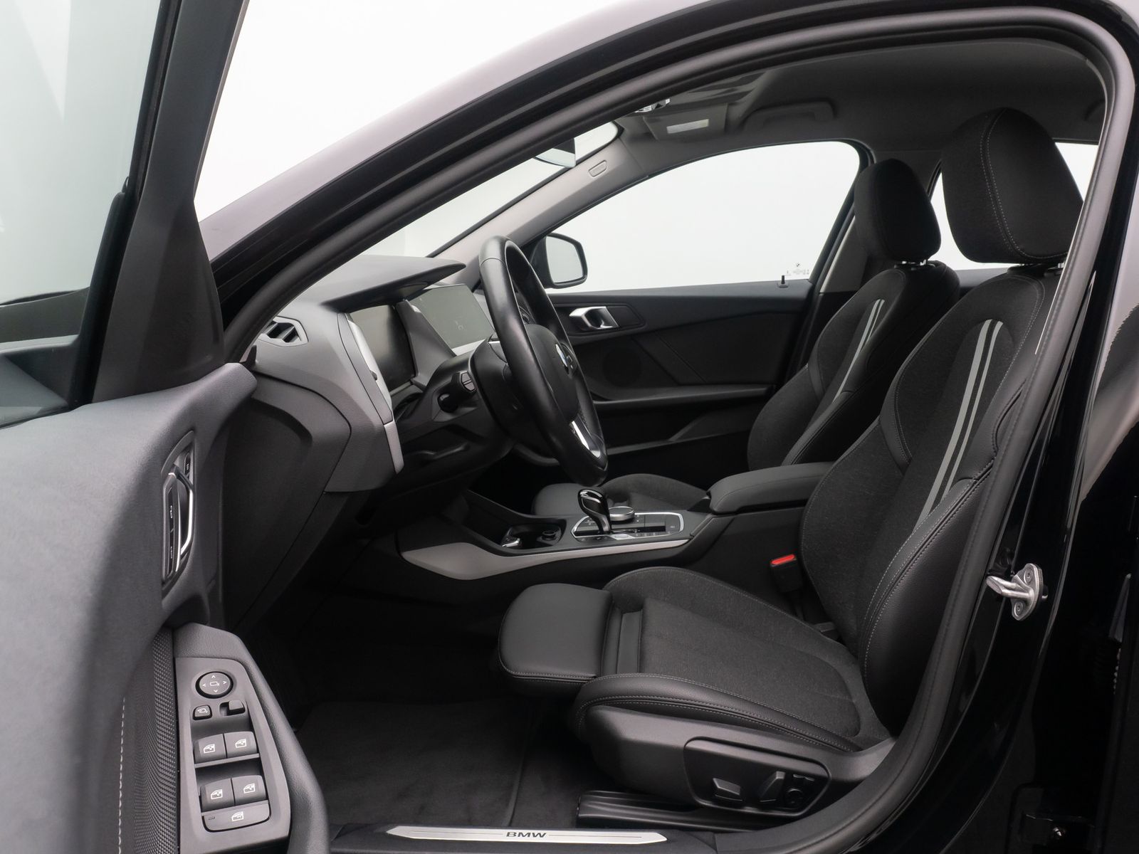 Fahrzeugabbildung BMW 118i Sport Leder HUD DAB Kamera AHK Memory LED