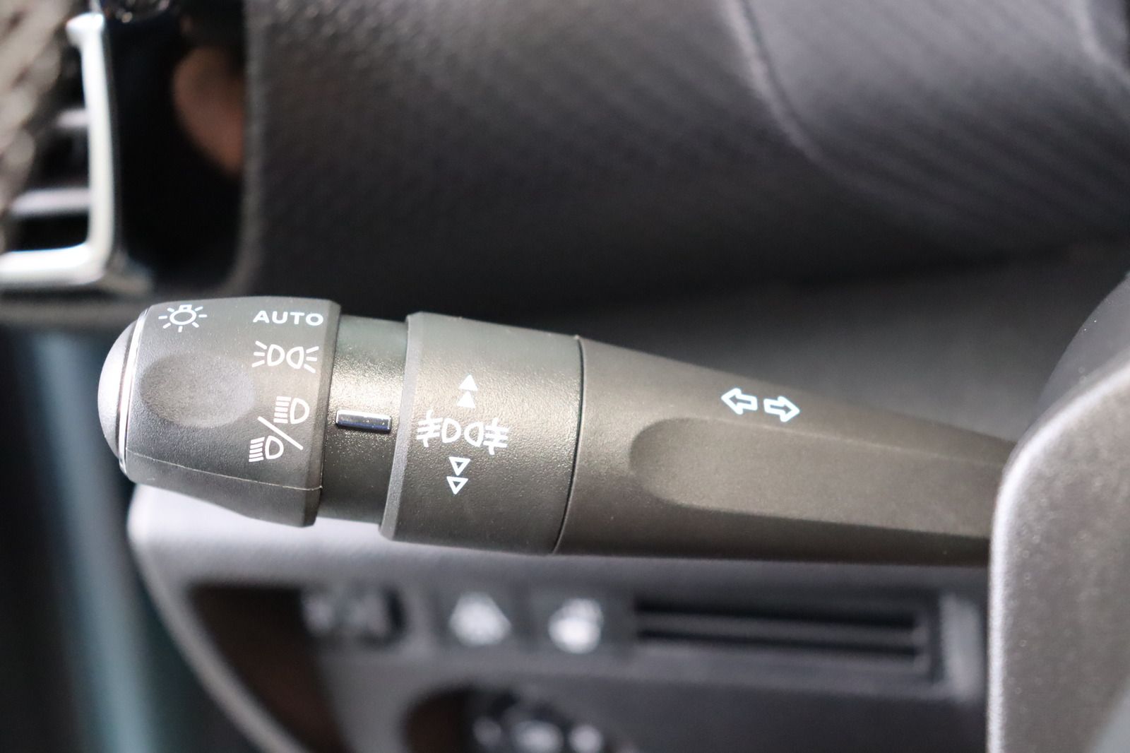 Fahrzeugabbildung Citroën C4 1.2i Feel Pack * LED * Navi * LRHZ *