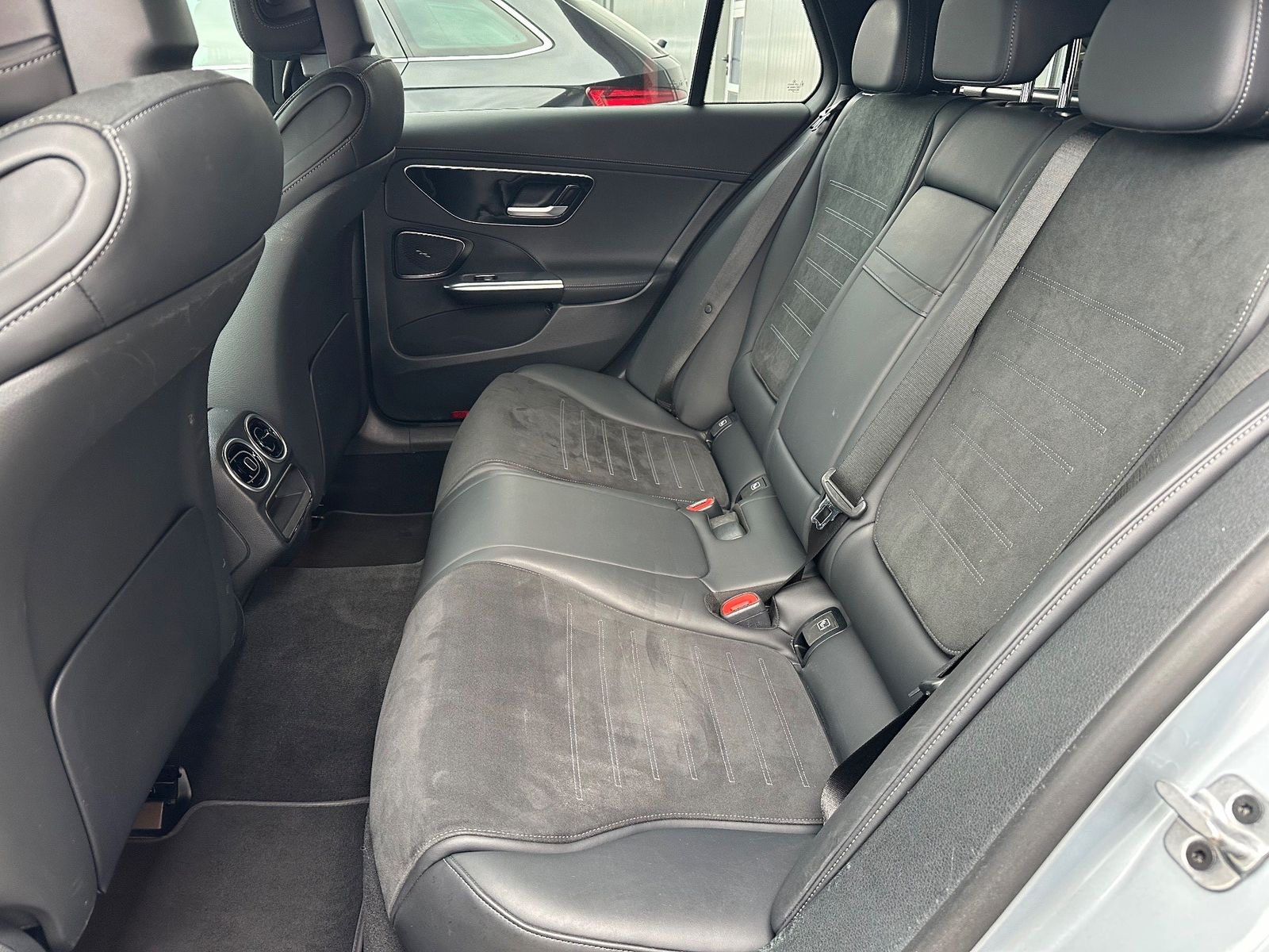 Fahrzeugabbildung Mercedes-Benz C 220 d T 4Matic AMG-Line NAV+LED+AHK+DISTRONIC