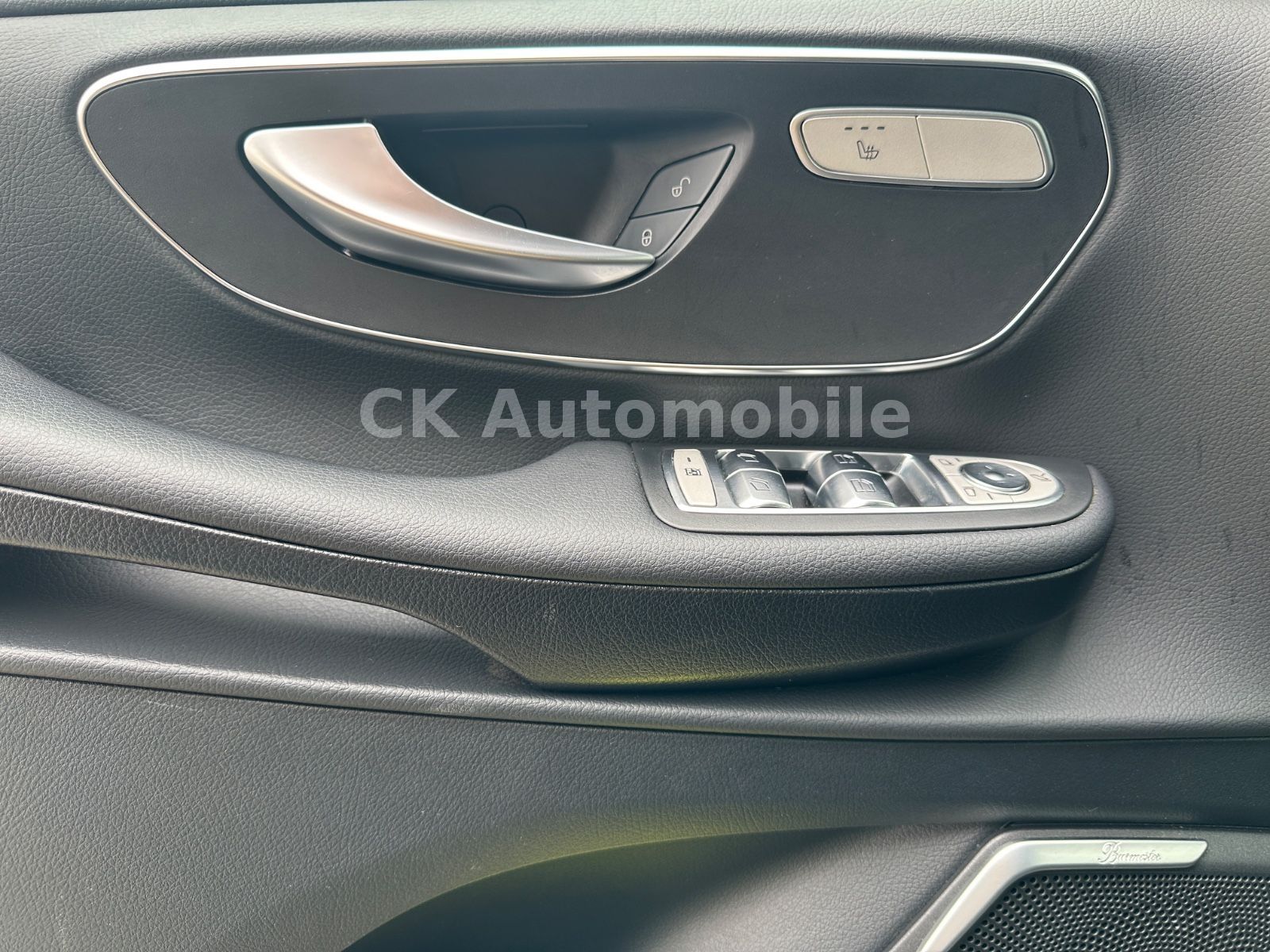 Fahrzeugabbildung Mercedes-Benz V 250d Edition 4MATIC Kompakt AMG-Line / 6 Sitze