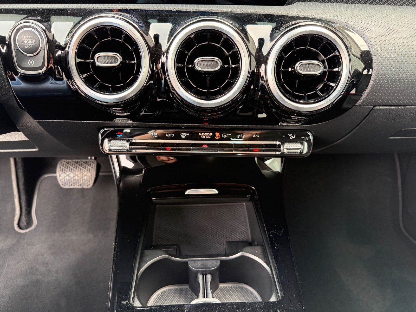 Fahrzeugabbildung Mercedes-Benz A 200 Progressive R-Kamera+LED+DAB+IHC+MBUX
