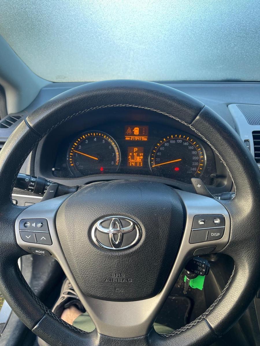 Toyota Avensis 2010 — interior