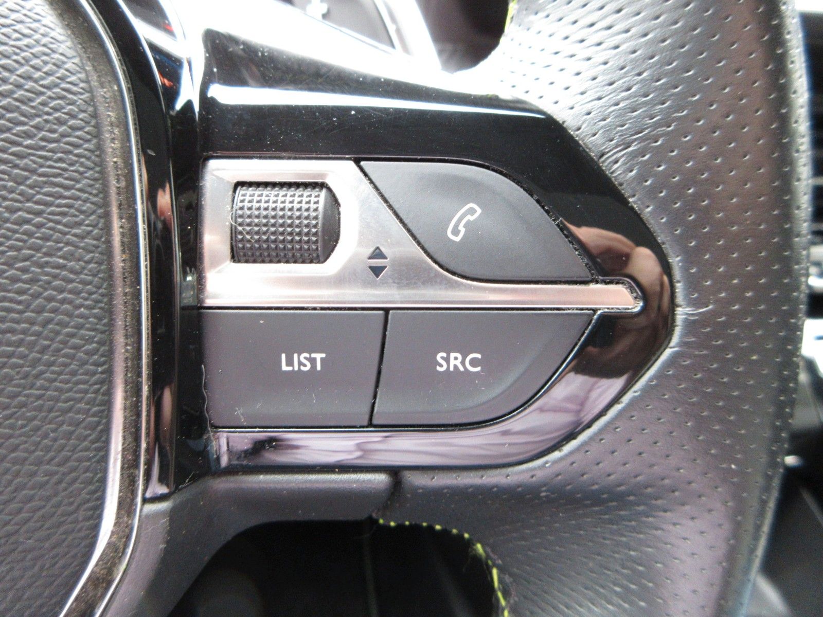 Fahrzeugabbildung Peugeot 208 GT Pack LED/NAVI/SHZ/PANO/HEADUP/PDC/17"