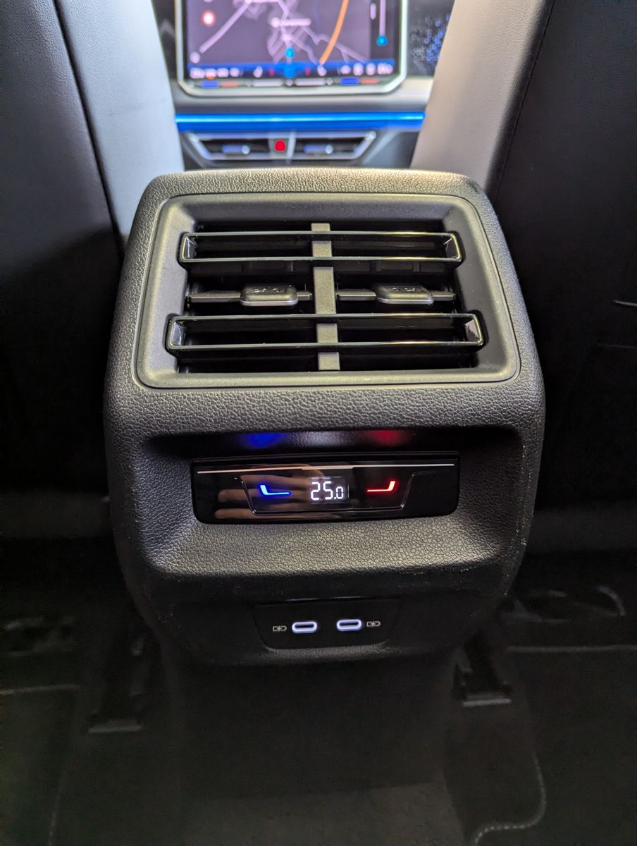 VW Tiguan 2.0TDI R-Line 4M Pano Black AHK Matrix 20 - Image 25