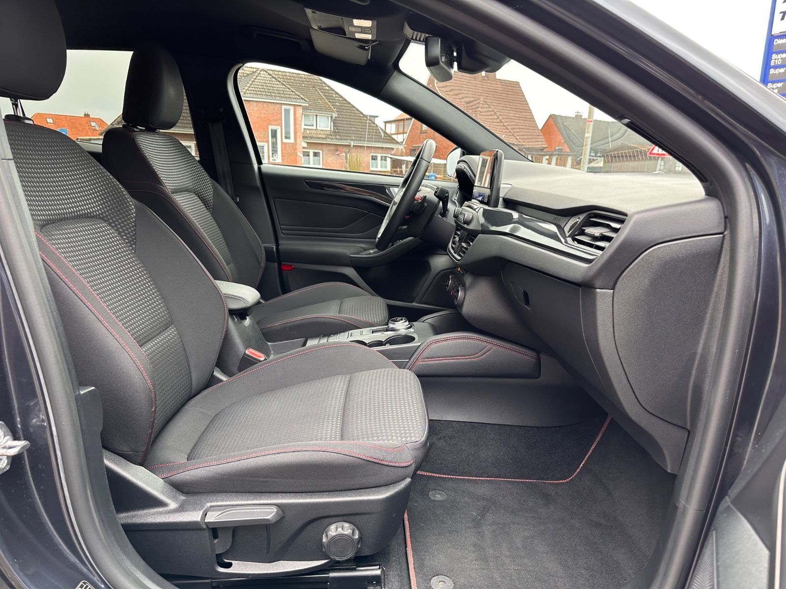 Fahrzeugabbildung Ford Focus Turnier ST-Line X 1.5 EB AHK/ACC/LED/Navi