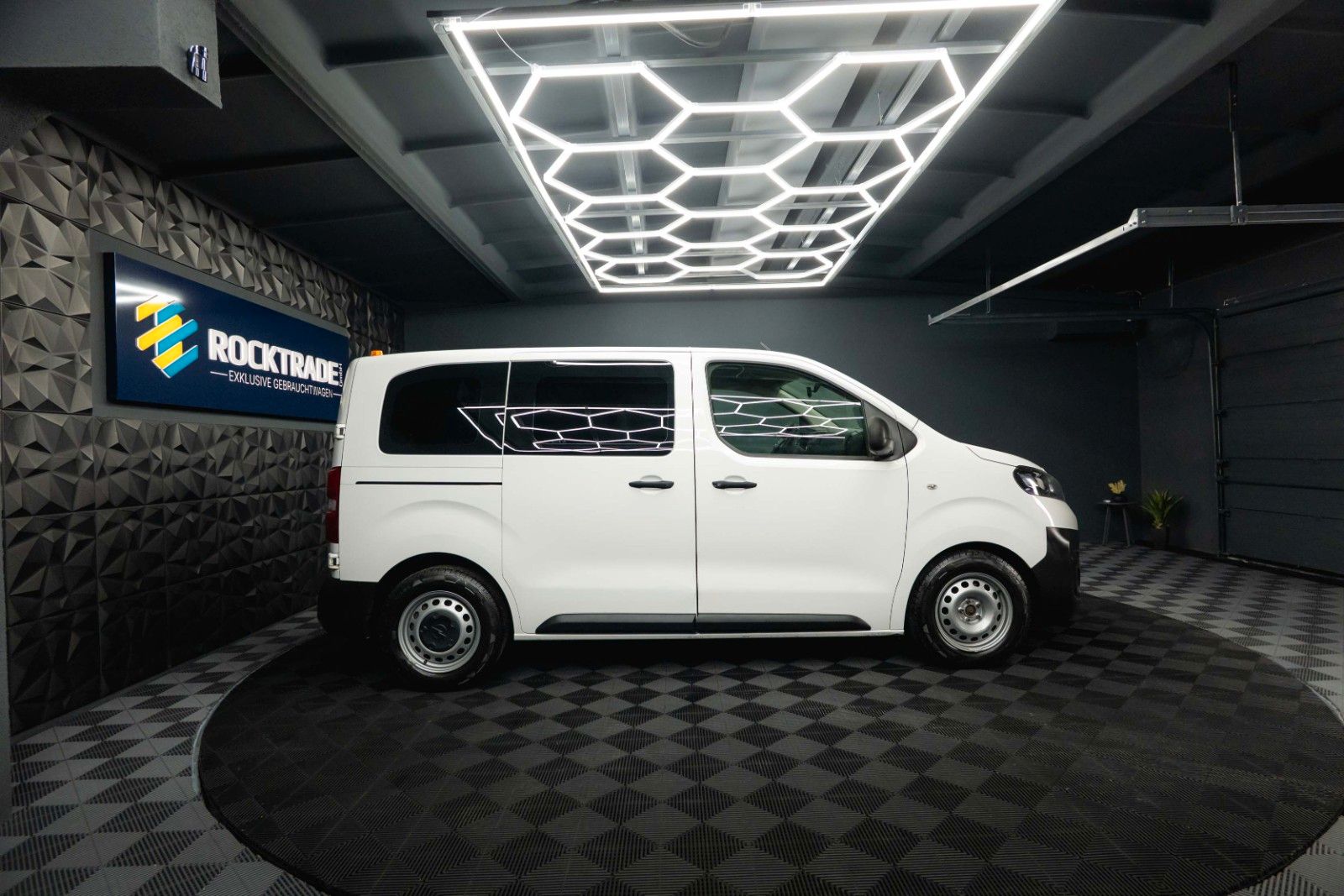 Fahrzeugabbildung Opel Vivaro Kombi S | 9 Sitze | Klima | DAB | TÜV NEU