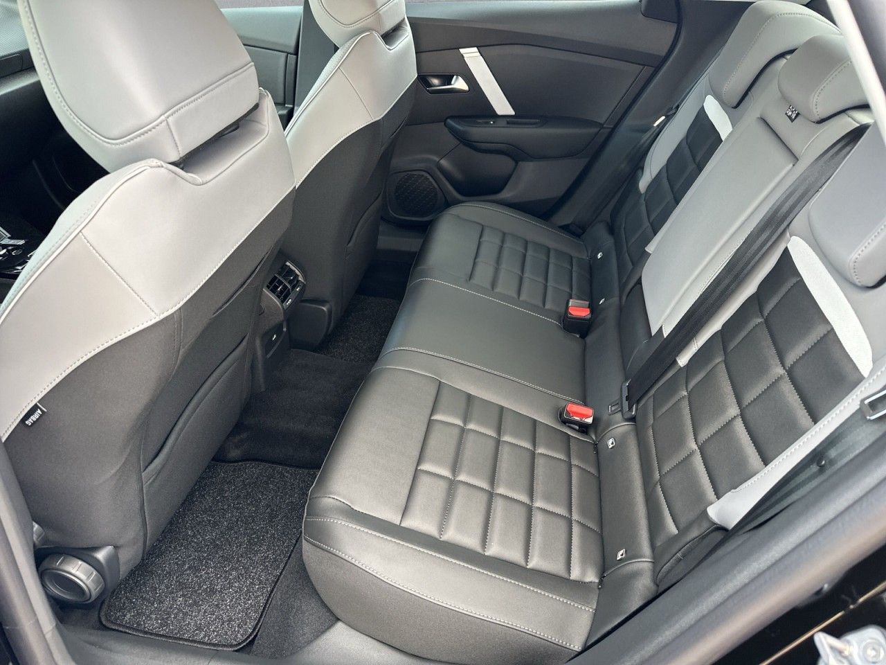Fahrzeugabbildung Citroën C4 X Hybrid 145 DSG 6-Gang MAX - mit KI generiert/bearbeitet