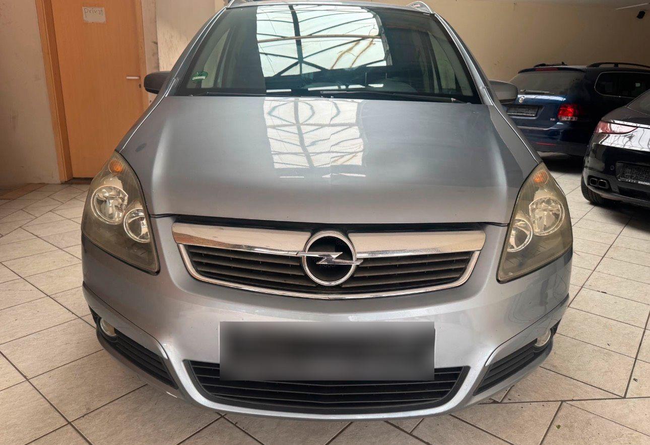 Opel Zafira 2006 — rear view