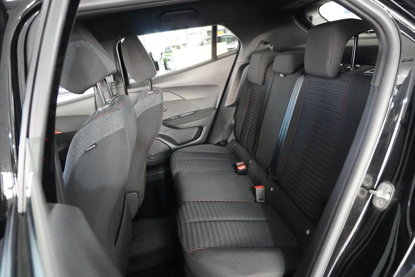 Fahrzeugabbildung Peugeot 2008 1.2T ACTIVE PACK NAVI/LED/KAMERA/SPORT/SH