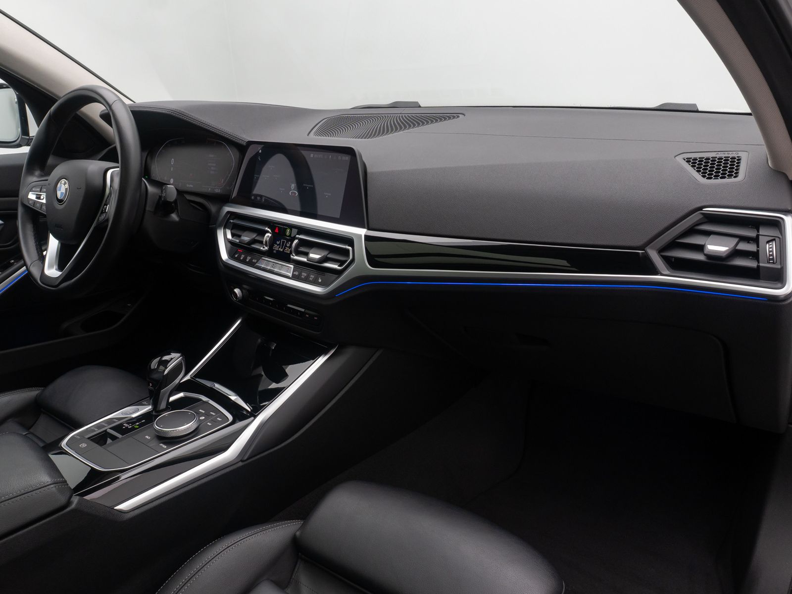 Fahrzeugabbildung BMW 320i Luxury Line Laser HUD Panorama Alarm AHK Hi