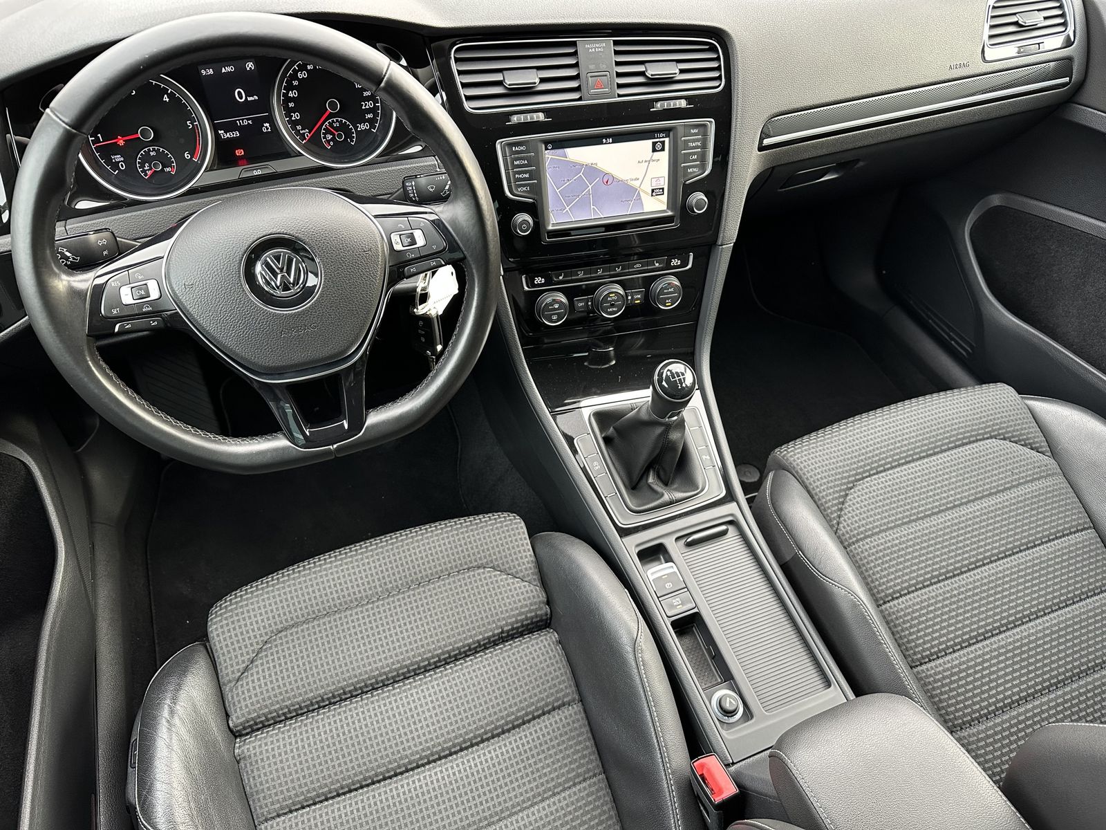 Fahrzeugabbildung Volkswagen Golf VII 2.0 TDI Highline NAV+XEN+LEDER+17ZO+2HD