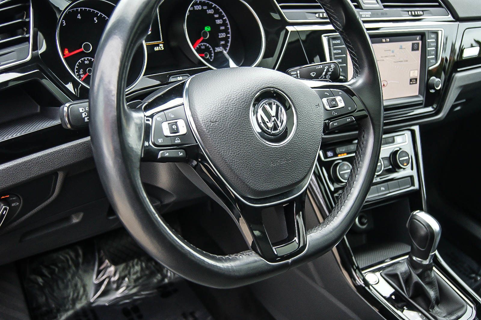 Fahrzeugabbildung Volkswagen Touran 14TSI Highline DSG PANORAMA STDHZG 7SITZE