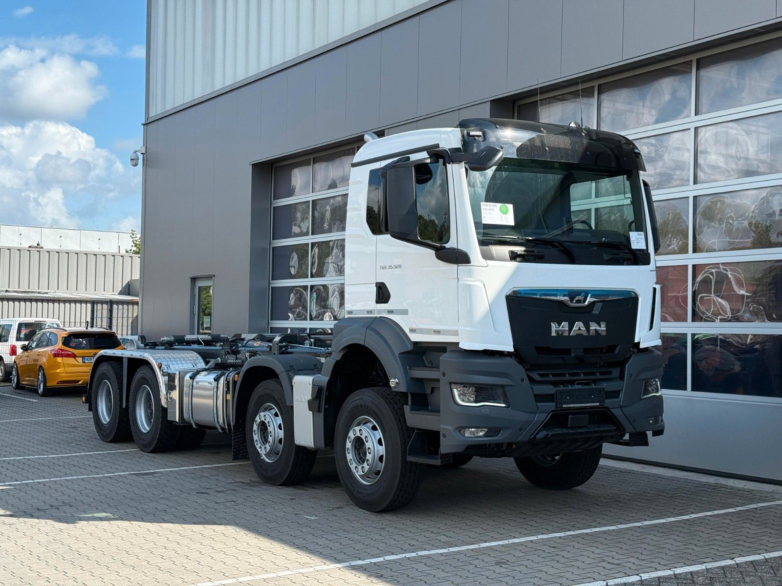 Fahrzeugabbildung MAN TGS 35.520 8x4 BL Abrollkipper MEILLER 26.65-TSL