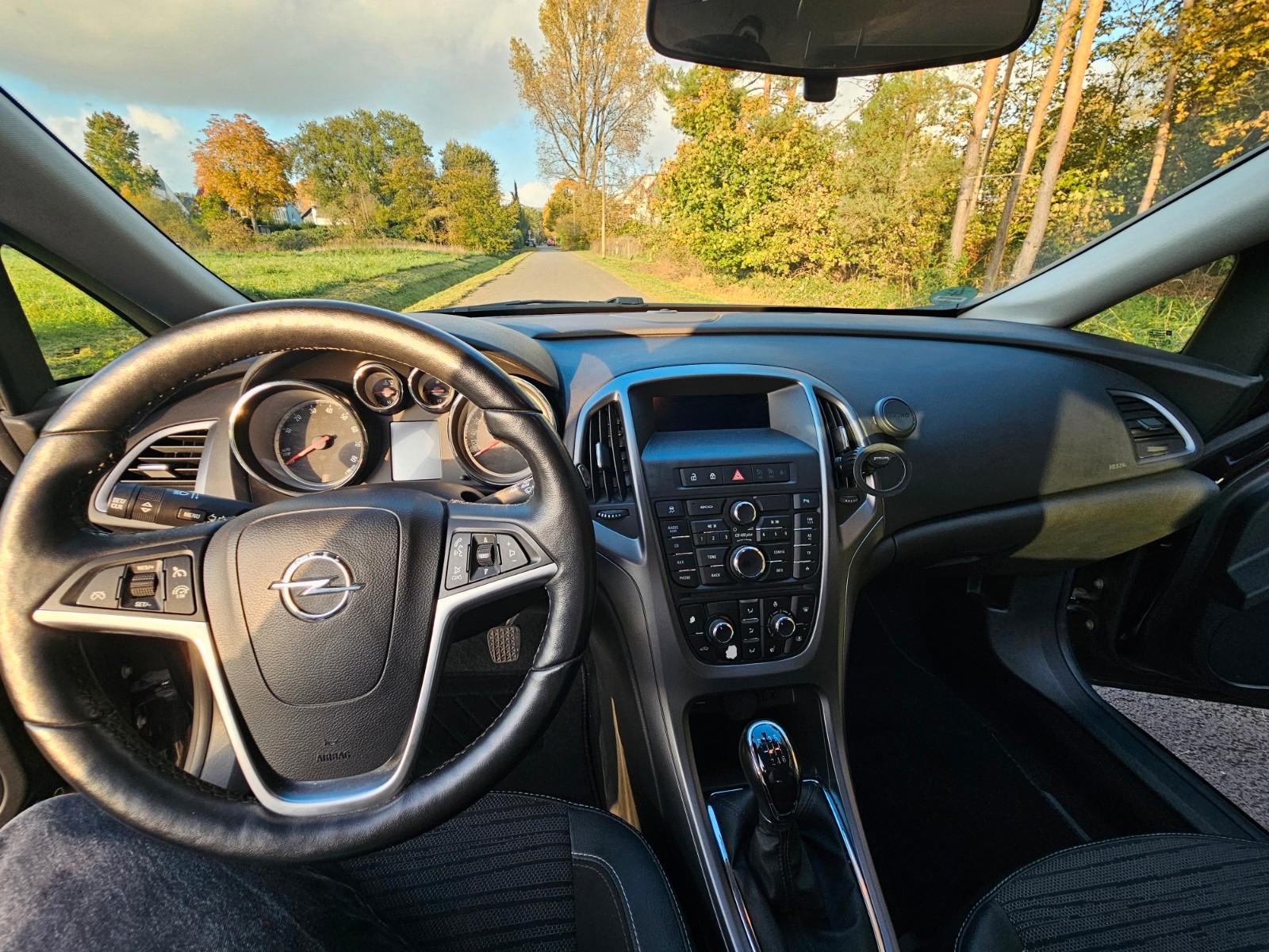 Opel Astra 2014 — фото 11