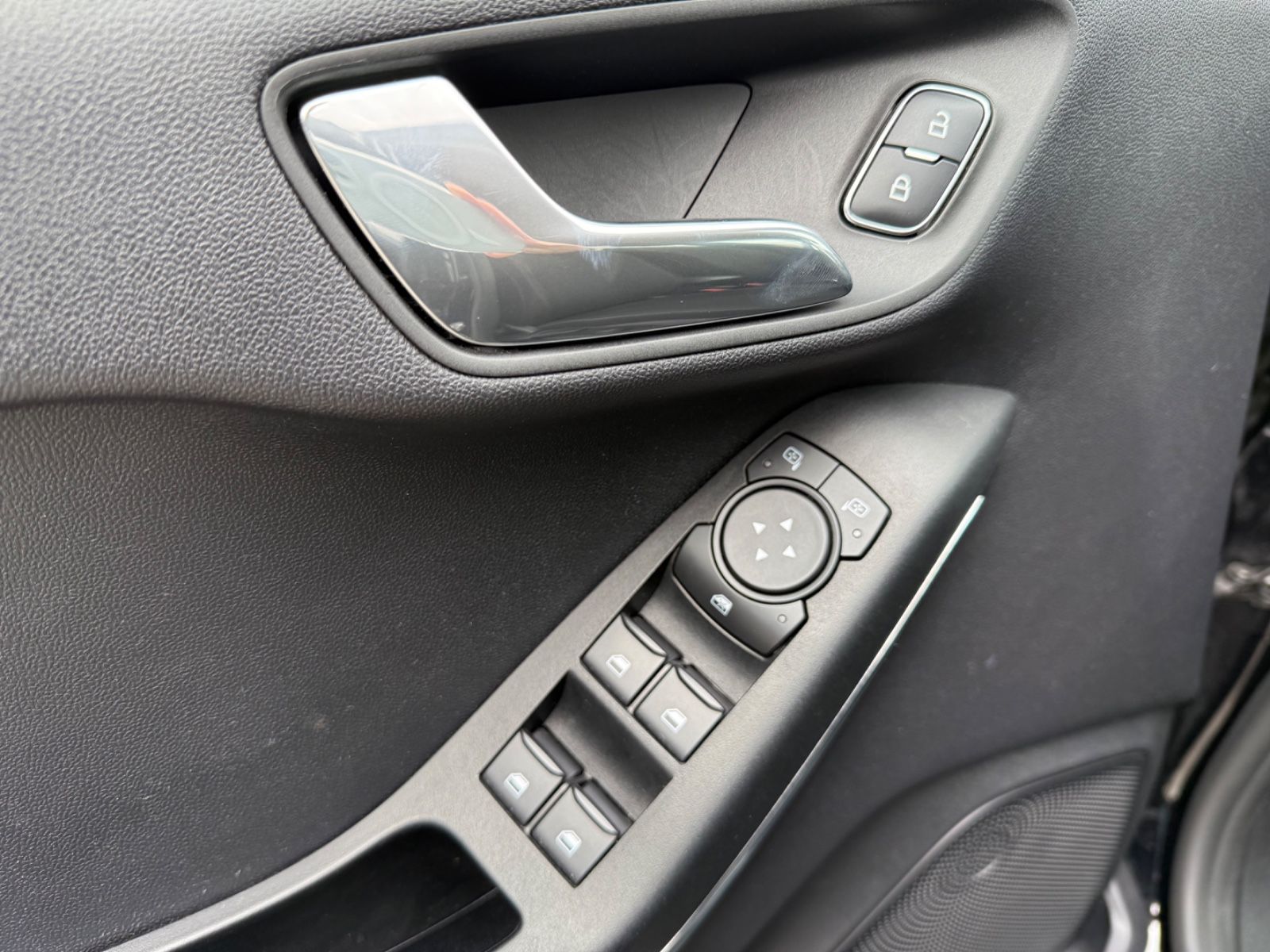 Fahrzeugabbildung Ford Fiesta Titanium X Navi